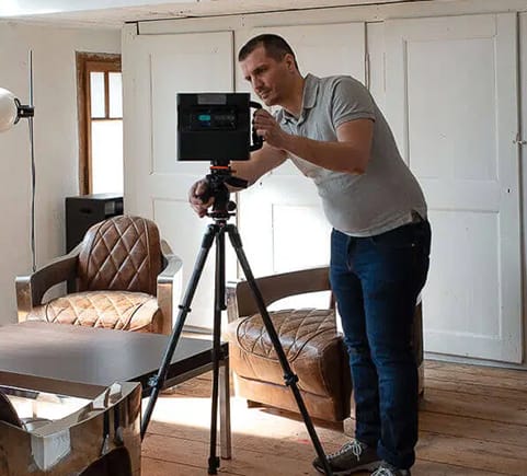 Photographie professionnelle montrant un technicien spécialisé de CAPTURE IMMERSIVE utilisant un scanner laser 3D haute précision pour la numérisation d'un immeuble