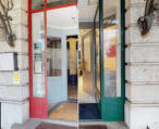 Visualisation comparative avant/après de la transformation d'une entrée de restaurant, montrant l'impact des travaux de rénovation