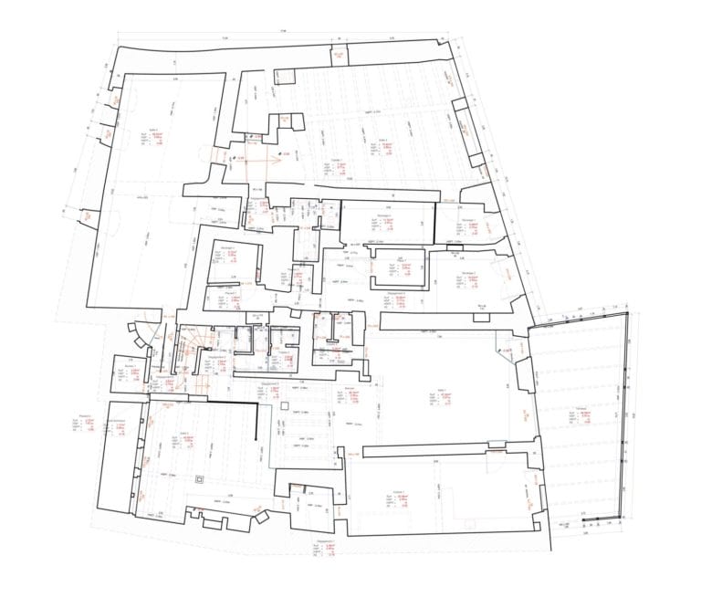 Plan technique au format DWG des combles d'un bâtiment résidentiel suisse avec documentation précise des pentes, fermes et espaces sous rampants