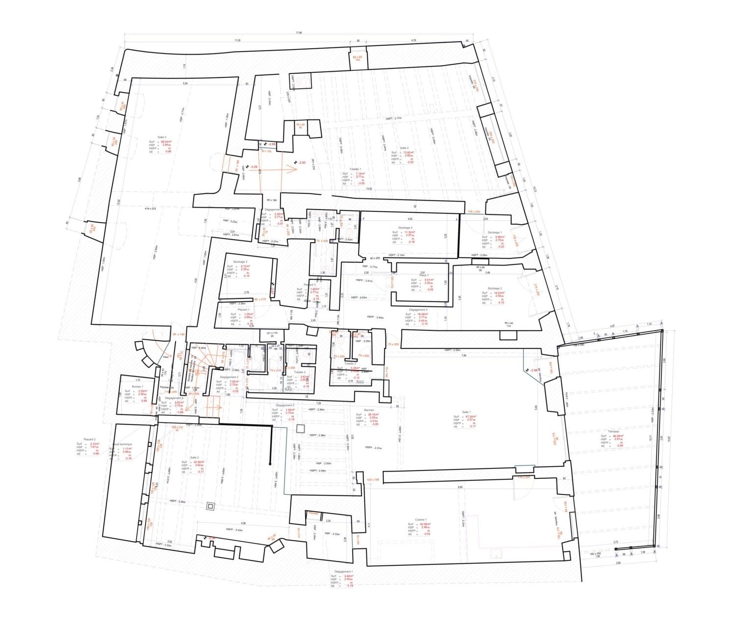 Plan technique au format DWG des combles d'un bâtiment résidentiel suisse avec documentation précise des pentes, fermes et espaces sous rampants