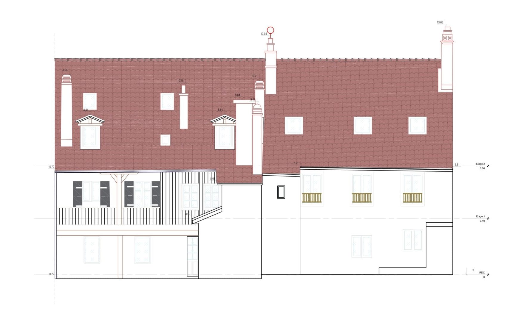 Plan technique détaillé montrant le dénivelé latéral d'un bâtiment résidentiel suisse avec adaptation architecturale au terrain en pente