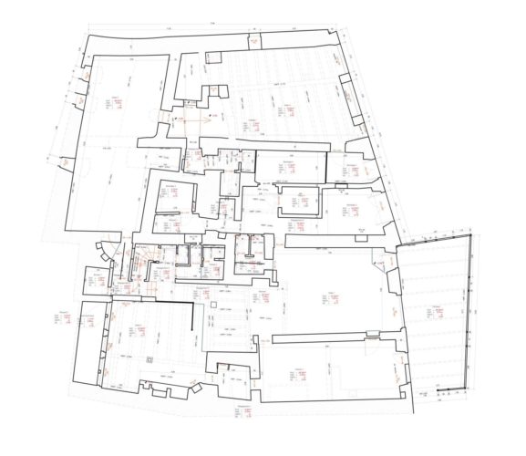 Plan technique au format DWG des combles d'un bâtiment résidentiel suisse avec documentation précise des pentes, fermes et espaces sous rampants